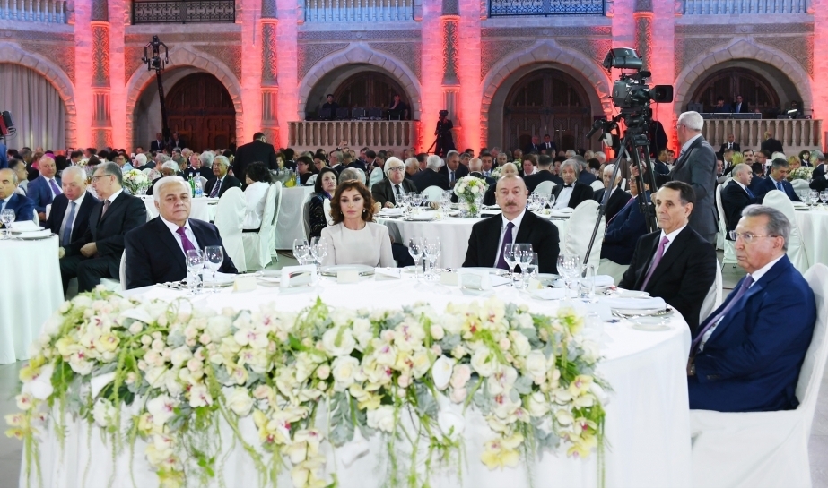 Prezident və xanımı bayram tədbirində - Fotolar