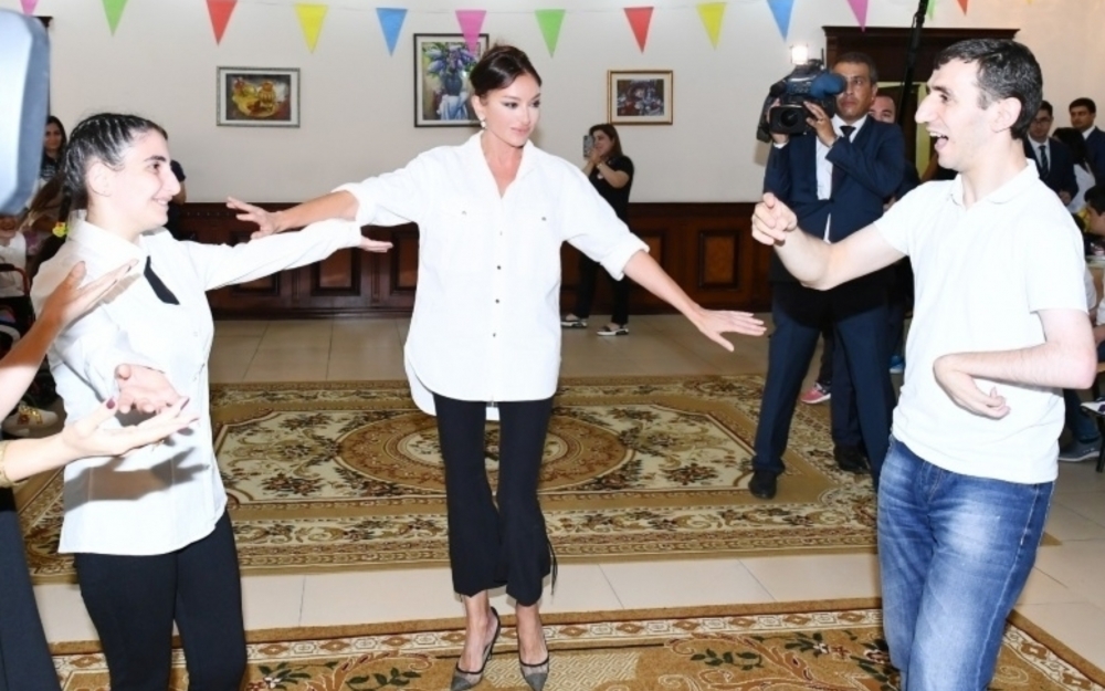 Mehriban Əliyeva uşaqlarla rəqs etdi - Fotolar