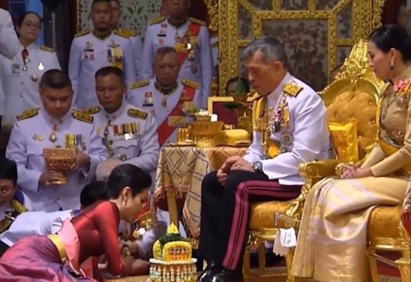 Tayland Kralı onu "rəsmi məşuqəsi" elan etdi - Fotolar