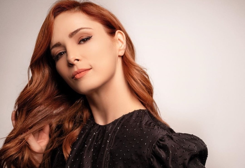 41 yaşlı aktrisa qırmızı bikinidə - FOTO