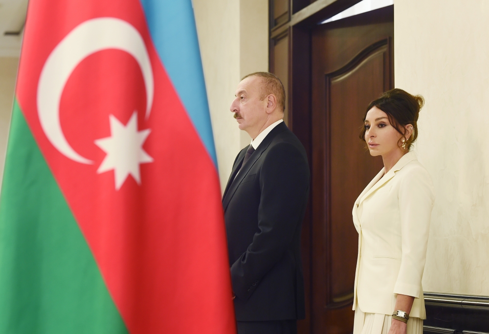 İlham Əliyev ailə üzvləri ilə səs verdi - Fotolar + Yenilənib