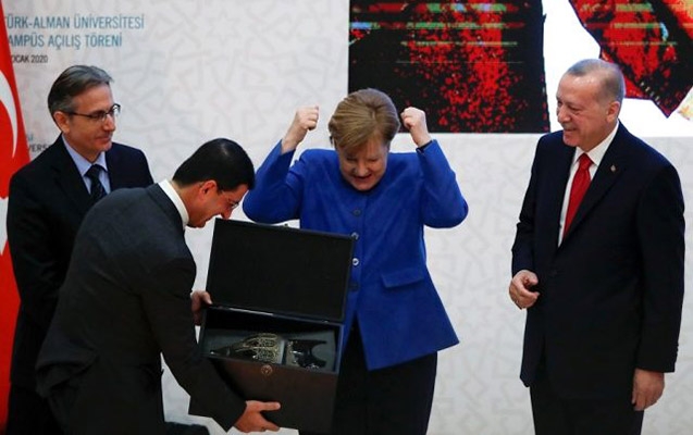 Ərdoğanın hədiyyəsi Merkeli sevindirdi - Fotolar+Video
