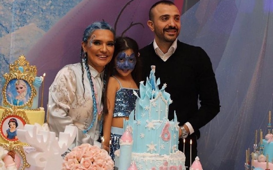 Demet Akalından qızına 270 minlik hədiyyə - Fotolar + Video