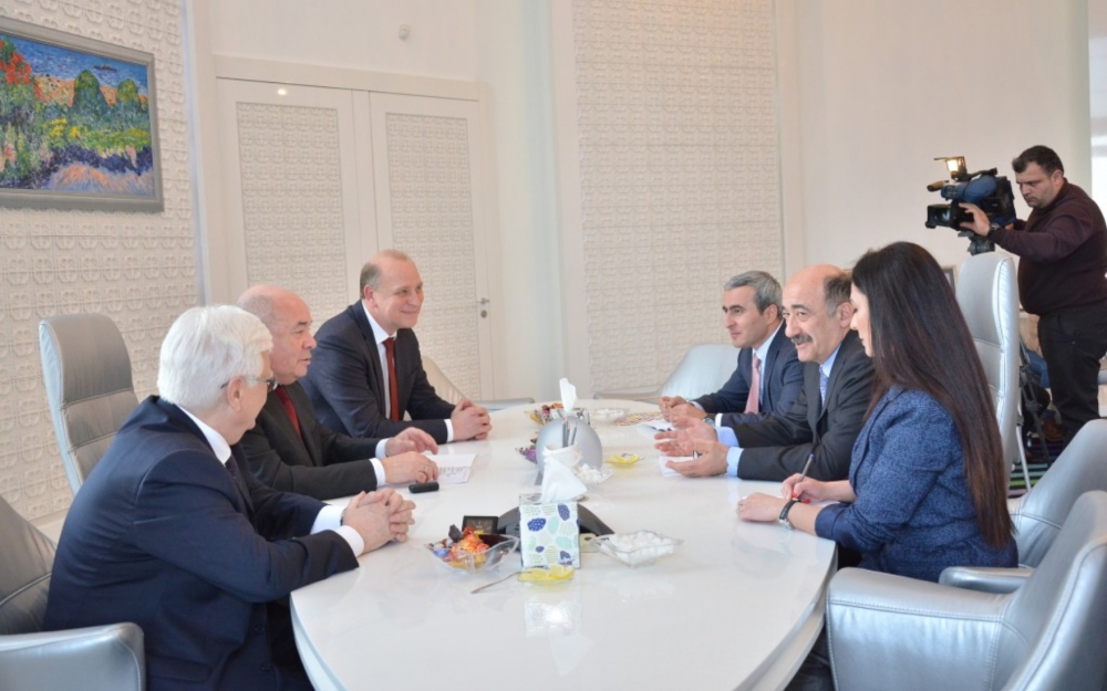 Əbülfəs Qarayev Rusiya Prezidentinin xüsusi nümayəndəsini qəbul edib