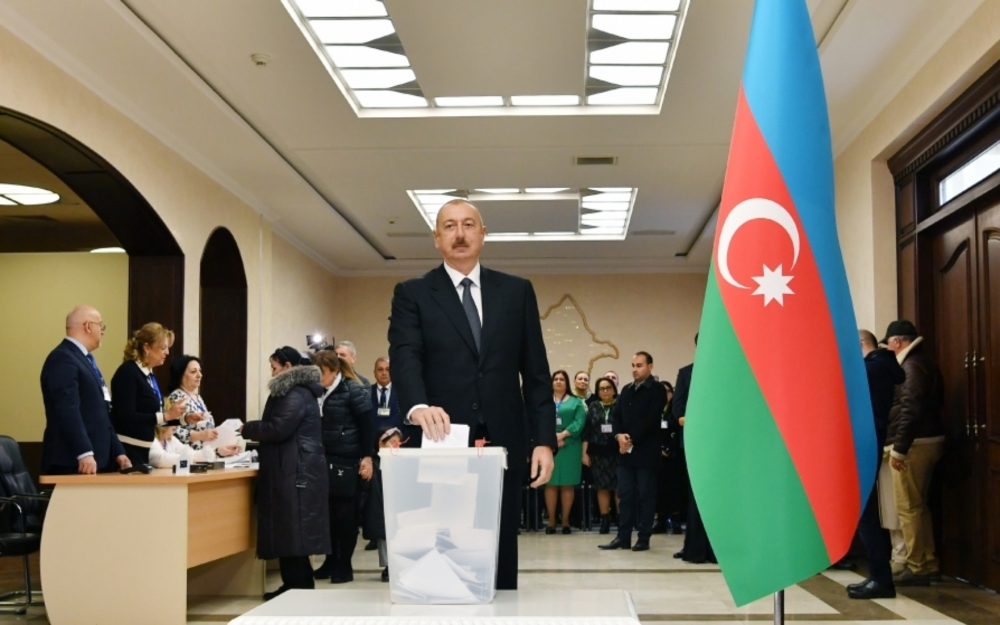 İlham Əliyev ailə üzvləri ilə səs verdi -  Fotolar