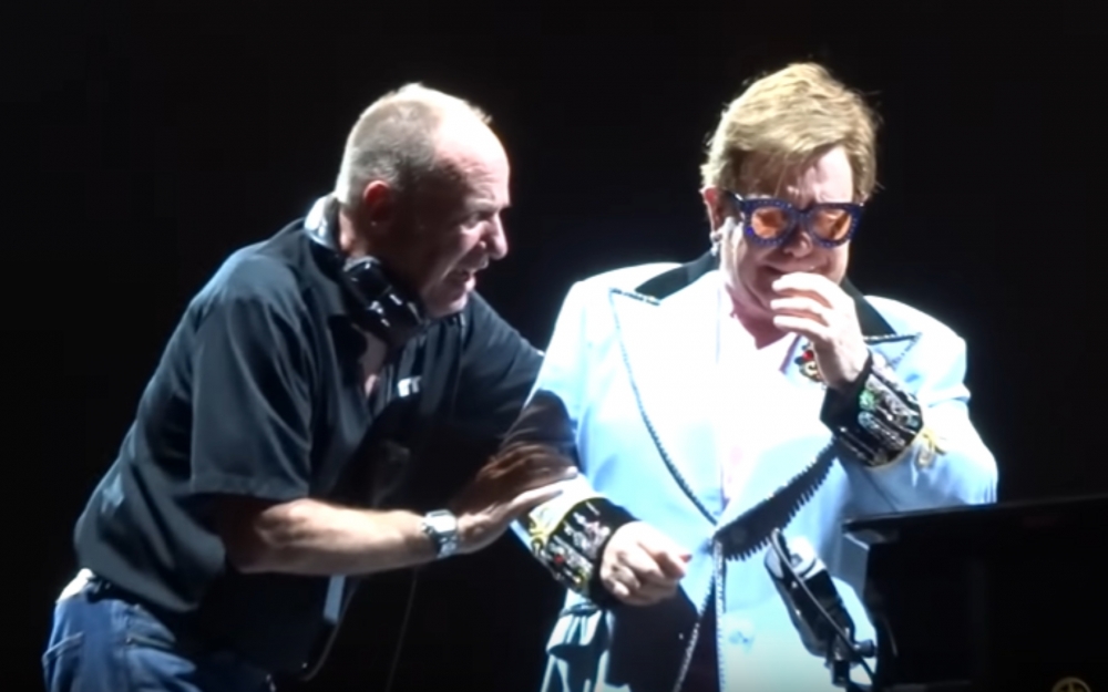 Eltonun səsi batdı, səhnədə ağladı -  Video