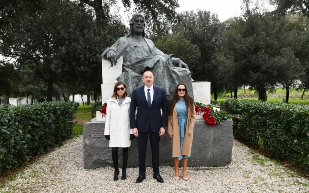 Prezident ailəsi ilə Romada Nizami Gəncəvinin abidəsini ziyarət etdi -  Fotolar