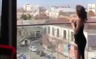 Rusiyalı qız eyvandan dollar səpdi - Video