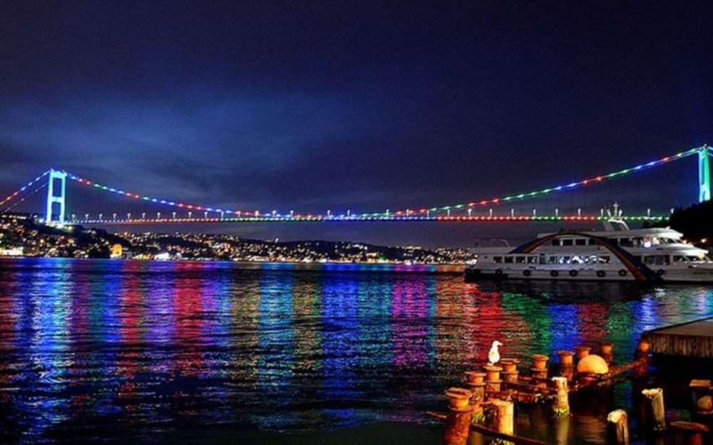 İstanbulun rəmzləri Azərbaycan bayrağının rəngləri ilə işıqlandırıldı -  Fotolar