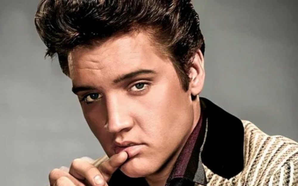 Elvis Preslinin alt paltarı hərraca çıxarılacaq -  Fotolar