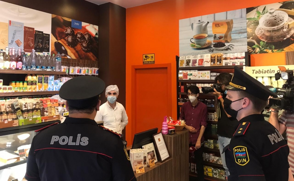 Polis şəhərdə reyd keçirir -  Fotolar