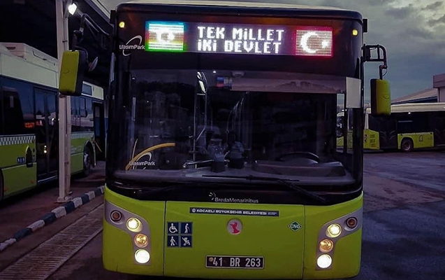 Türkiyədə avtobuslarda “Tək millət, iki dövlət” şüarı