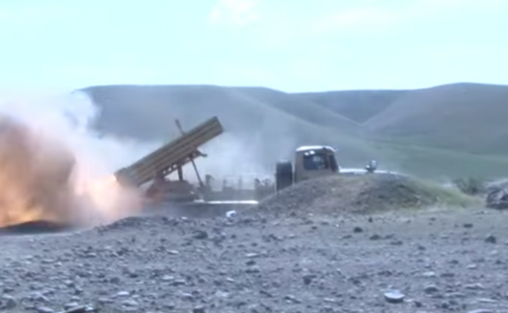 Ordumuz düşmən mövqelərinə artilleriya zərbələri endirir -  Video