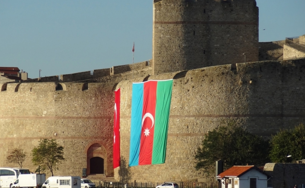 Məşhur Çanaqqala müharibəsinin getdiyi qaladan Azərbaycan bayrağı asıldı -  Fotolar