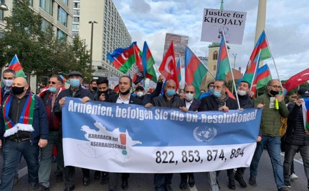 Azərbaycanlılar Berlində etiraz aksiyası keçirib -  Fotolar