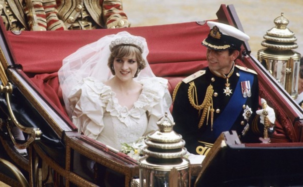 Şahzadə Diananın gəlinlik eskizləri hərraca çıxarılacaq