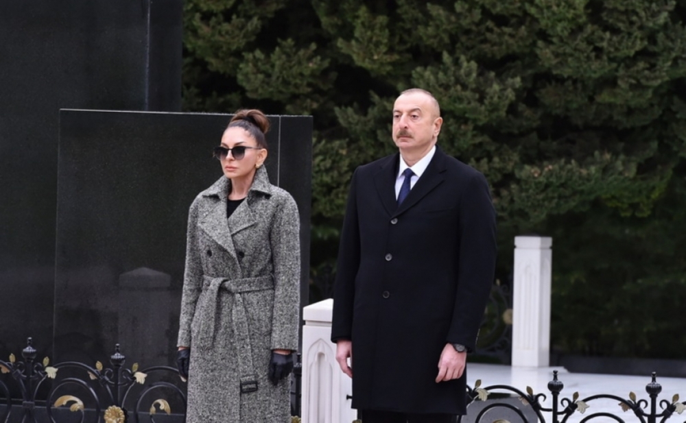 Prezident və xanımı ümummilli lider Heydər Əliyevin məzarını ziyarət etdi -  Fotolar