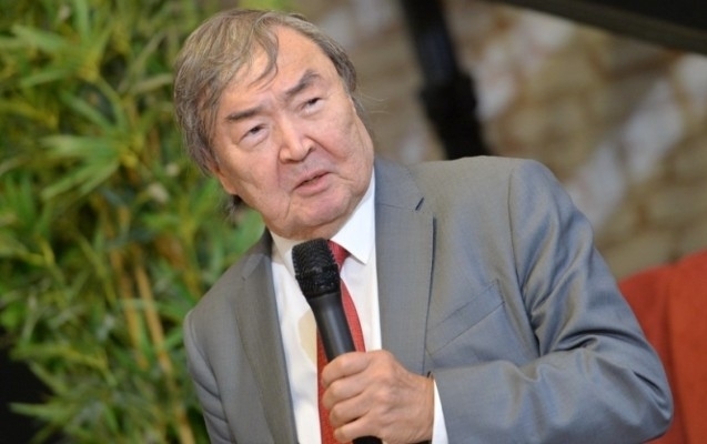 Prezident Oljas Süleymenova “Şərəf” ordeni verdi