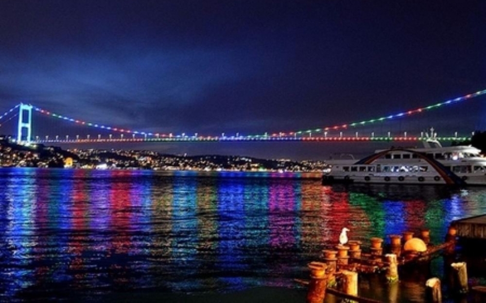 İstanbul körpüləri Azərbaycan bayrağının rəngləri ilə işıqlandırıldı - Fotolar