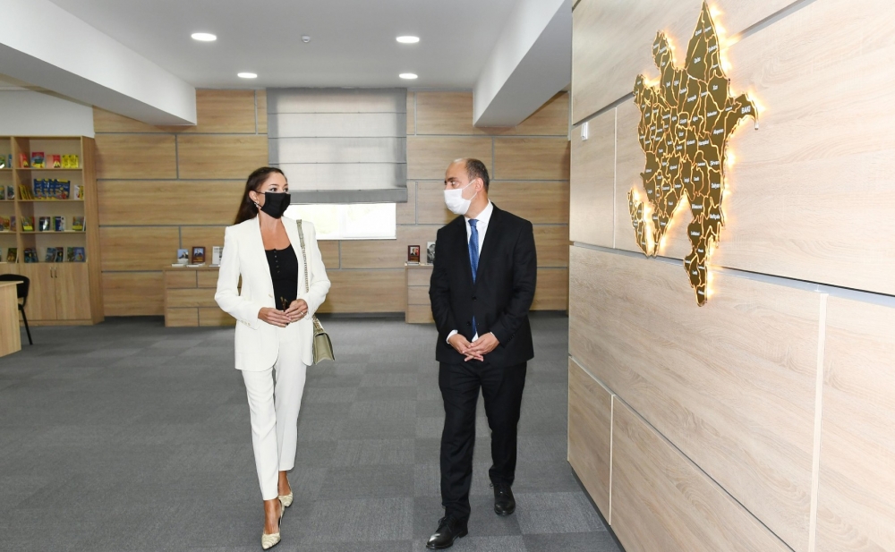 Mehriban Əliyeva Binədə yeni inşa edilən məktəbdə - Fotolar