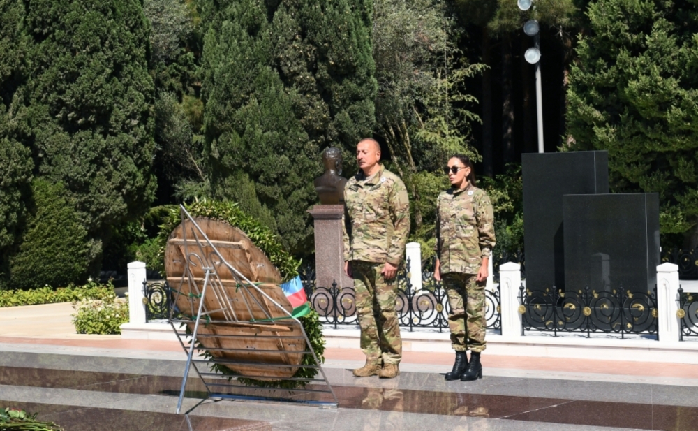 Prezidentlə xanımı Heydər Əliyevin məzarını ziyarət etdi - Fotolar