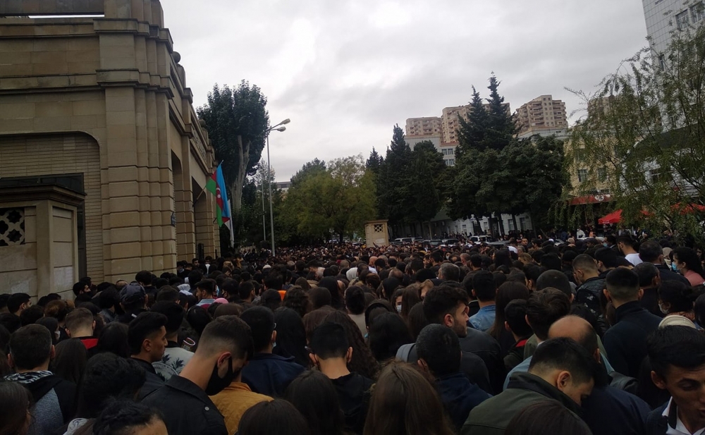 Bu səhər universitetlərin qarşısı - Fotolar