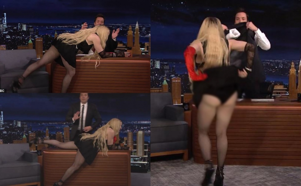 Madonna stolun üstünə uzandı, ətəyini qaldırdı - Fotolar