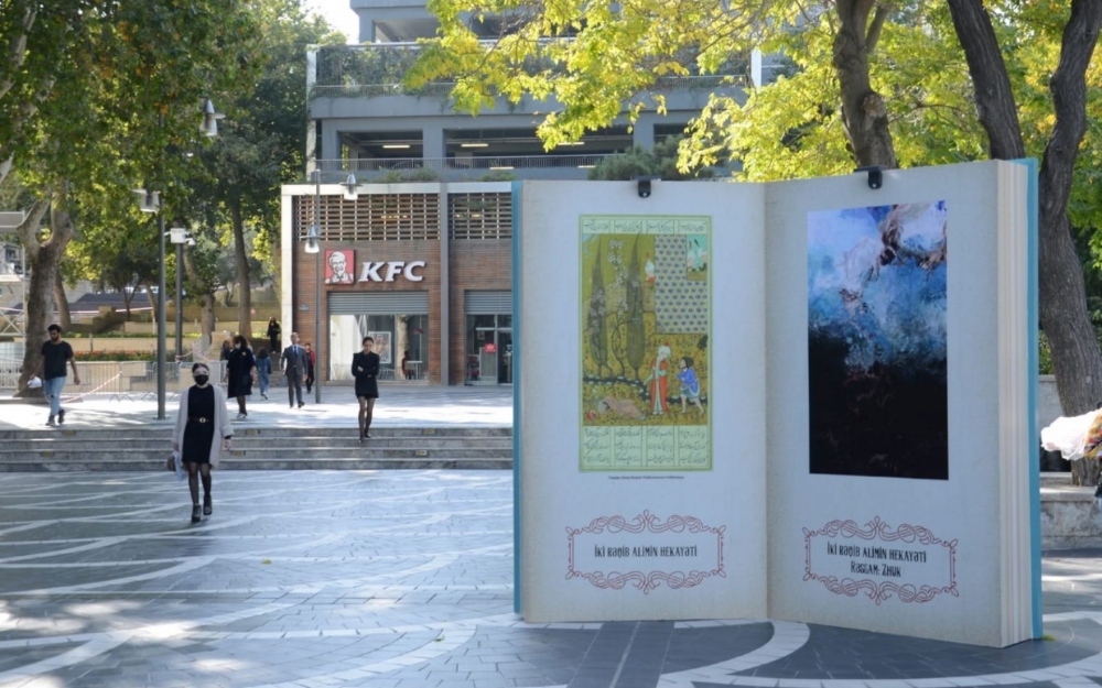Nizami Gəncəvinin kitab maketləri Bakı küçələrində - Fotolar