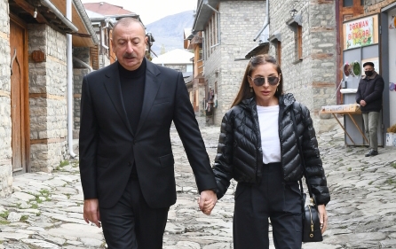 İlham Əliyevlə xanımının Lahıc gəzintisindən - Fotolar
