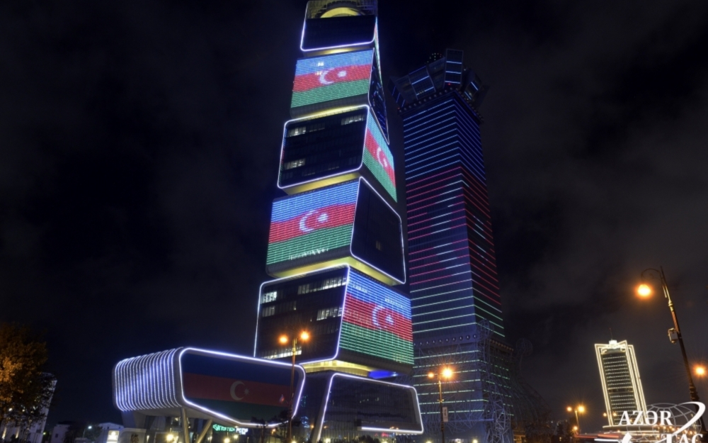 Bakı Azərbaycan bayrağına büründü - Fotolar
