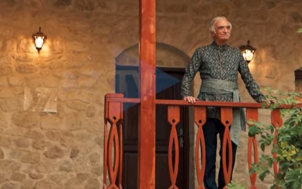 Polad Bülbüloğlu atasının Şuşadakı evində oxudu - Videolar