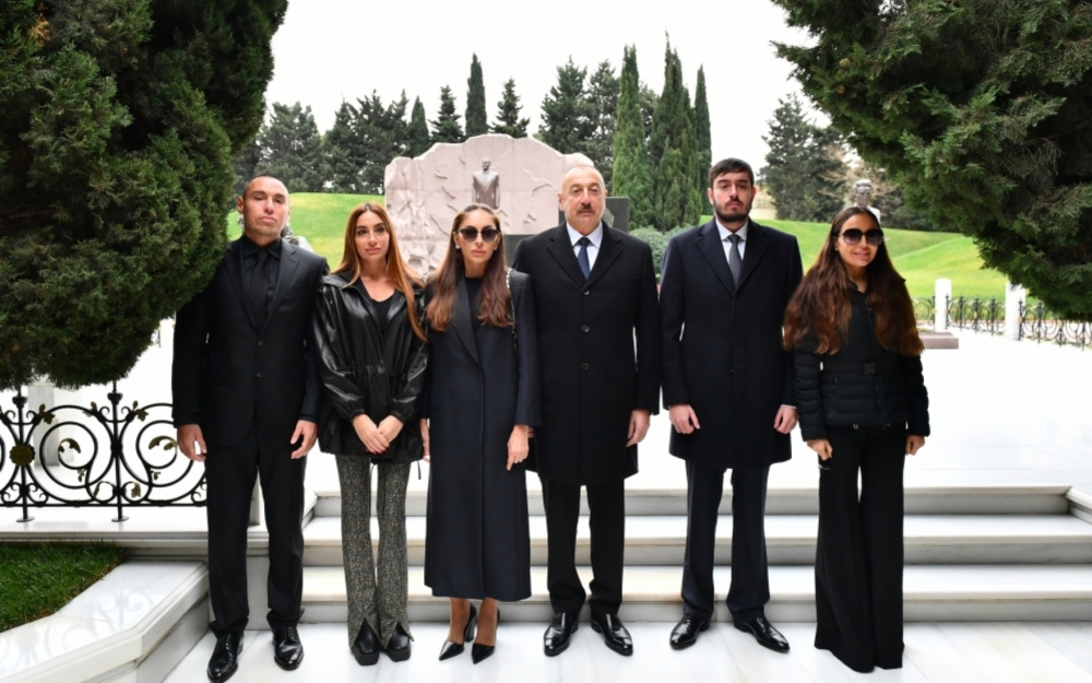 Prezident ailəsi ilə Heydər Əliyevin məzarını ziyarət etdi - Fotolar