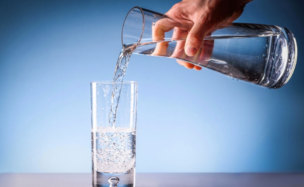 Hansı su daha faydalıdır: Xam, qaynadılmış, yoxsa mineral?