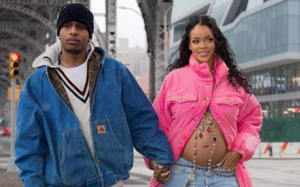 Rihanna hamilə olduğunu təsdiqlədi - Fotolar
