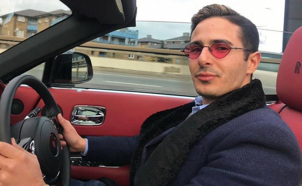 "Tinder fırıldaqçısı" adından istifadə etdiyi ailə tərəfindən məhkəməyə verildi
