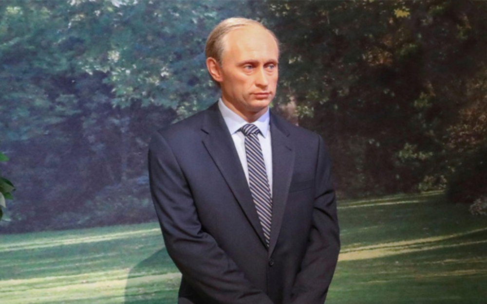 Vladimir Putinin mum heykəli muzeydən götürüldü - Foto