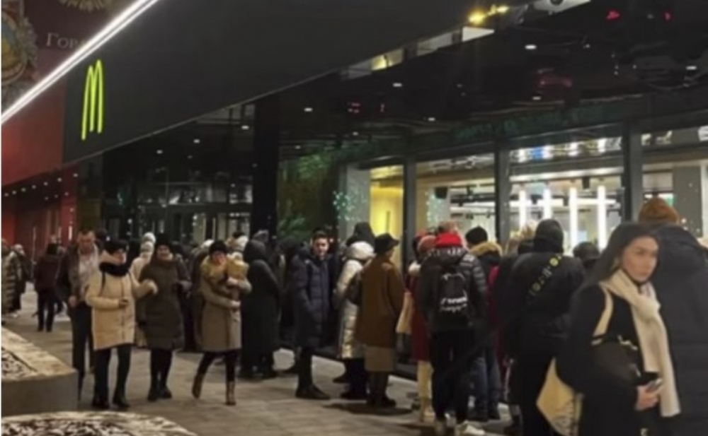 “McDonalds”ın bağlanacağını eşidən ruslar - Fotolar