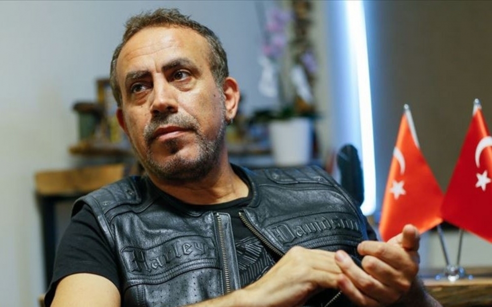 Gəlirini 500 tələbəyə bağışladı