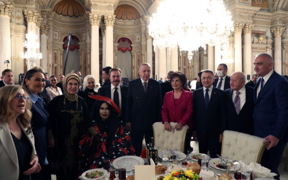 Ərdoğan məşhurlar üçün iftar süfrəsi açdı - Fotolar