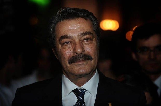 Kadir İnanır yeriməkdə çətinlik çəkir - Fotolar