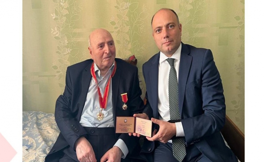 Nazir Vidadi Babanlıya “Şərəf” ordenini təqdim etdi - Foto