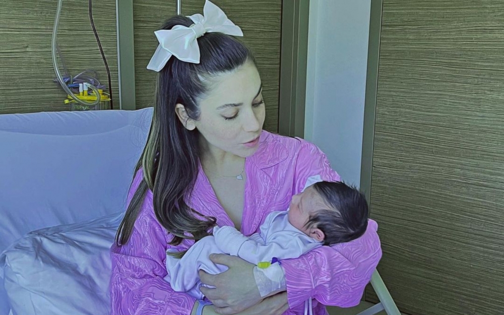 Yeni ana olan Fulya qızının üzünü göstərdi - Foto
