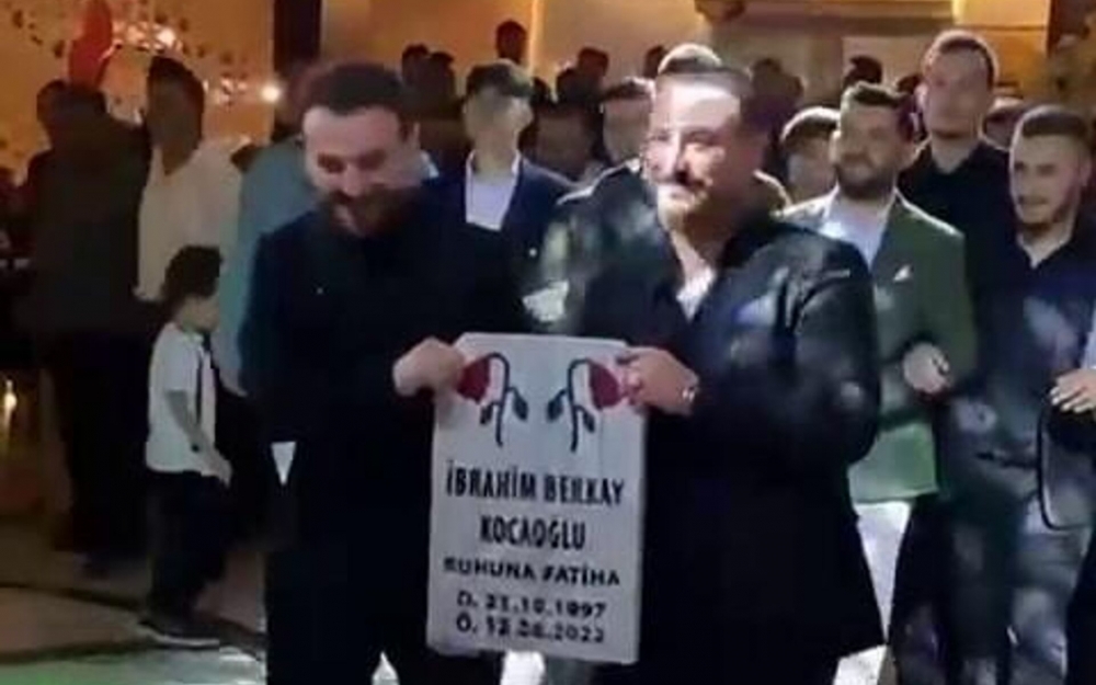 Toyunda bəyə başdaşı hədiyyə etdilər - Video