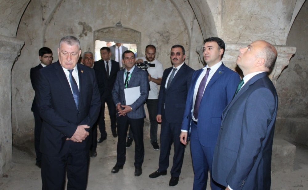 Anar Kərimov Sabirabadda tarixi tikiliyə baxış keçirib