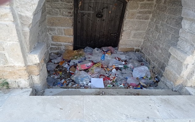Bakıda XVII əsrə aid abidə zibilliyə çevrildi - Fotolar