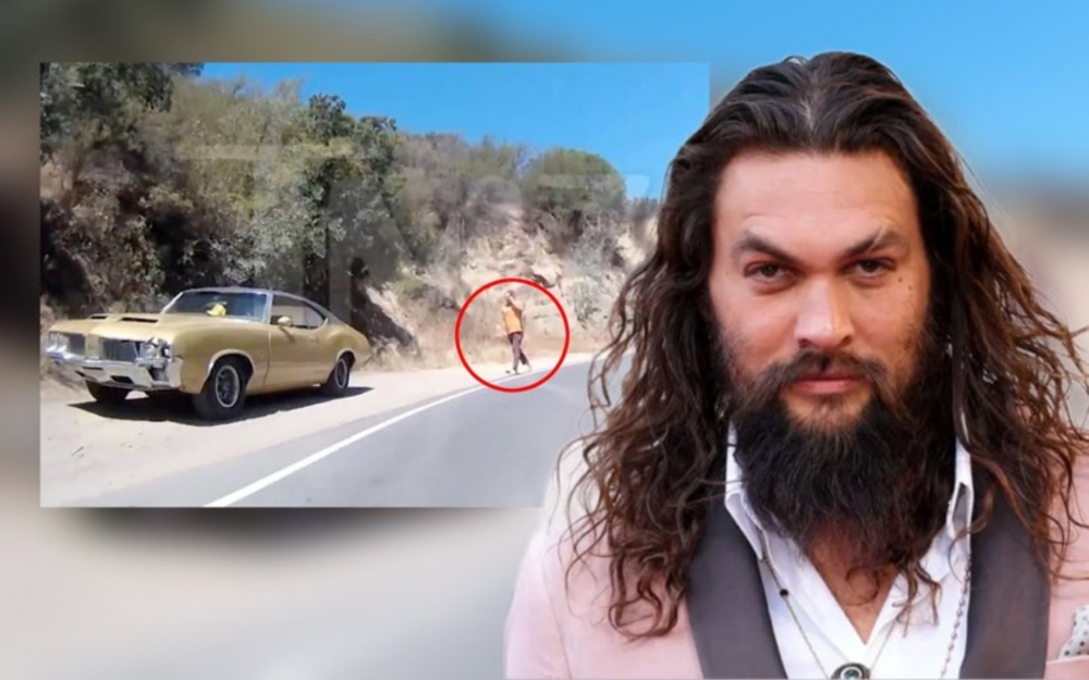 Hollivud ulduzu maşınıyla motosiklet sürücüsünü vurdu - Video