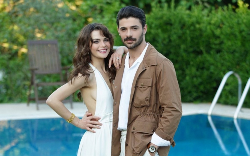 İlk dəfə əl-ələ görüntüləndilər - Foto