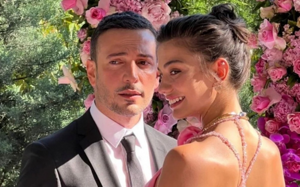 Demet gəlinliklərindən birini izləyicisinə bağışlayacaq