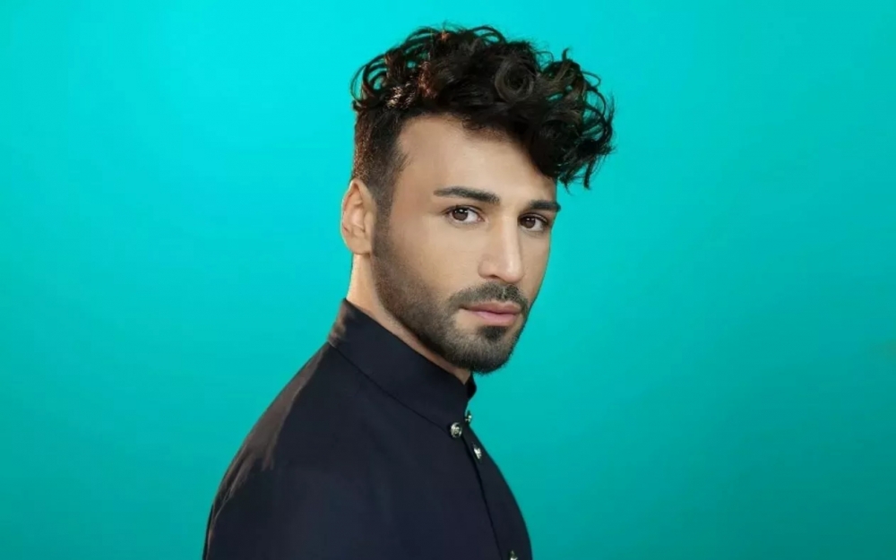 Səhnədən yıxıldı, çiyni çatladı - Video