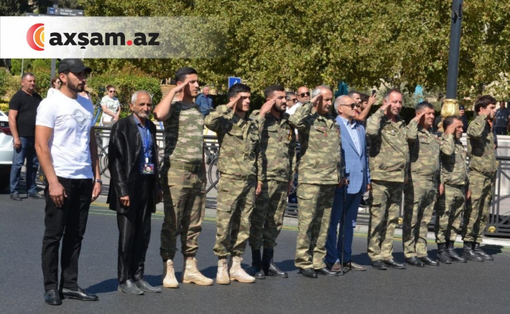 Bakı şəhidlərin xatirəsini belə yad etdi - Fotolar